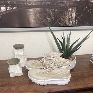 Converse Run Star Hike in Khaki Womens Size 9